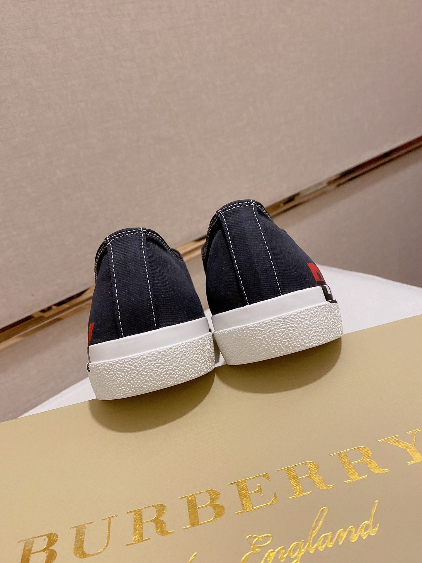 Precio de fábrica:Sincronización de contadorBURBERRY Burberry generación superior de sincronización 