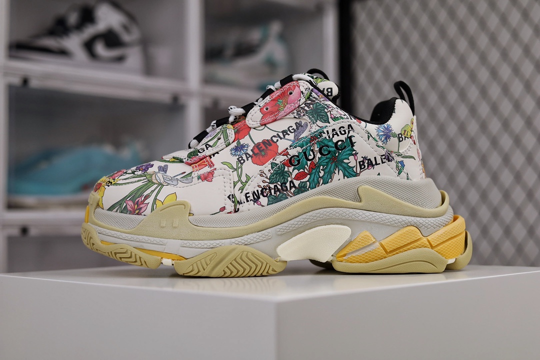 纯原版本 Balenciaga  Triple S 古奇巴黎世家 意产纯原版本 正确字体电绣 粗细、位置、大小正确侧边TPU 透气孔匹配意产原版正确八层分离大底，TPU软底 原版一致”Balenciaga ” 大底LOGO 立体感十足原厂皮料水洗做旧 采购原厂网纱