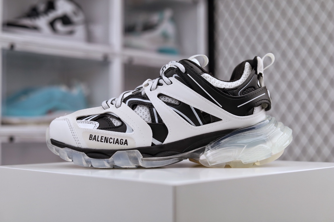 纯原版本Balenciaga  Track.2 巴黎世家4代 原鞋原档案开发，釆用原厂材料，原盒原标，鞋面由176个部件组成，原装全掌乳胶鞋垫设计，整双鞋子从头到尾难度极高 ，里里外外已攻破任何细节部位，保证与专柜原鞋一摸一样，满足天猫、代购、韩国订单需求 ，无可挑剔。