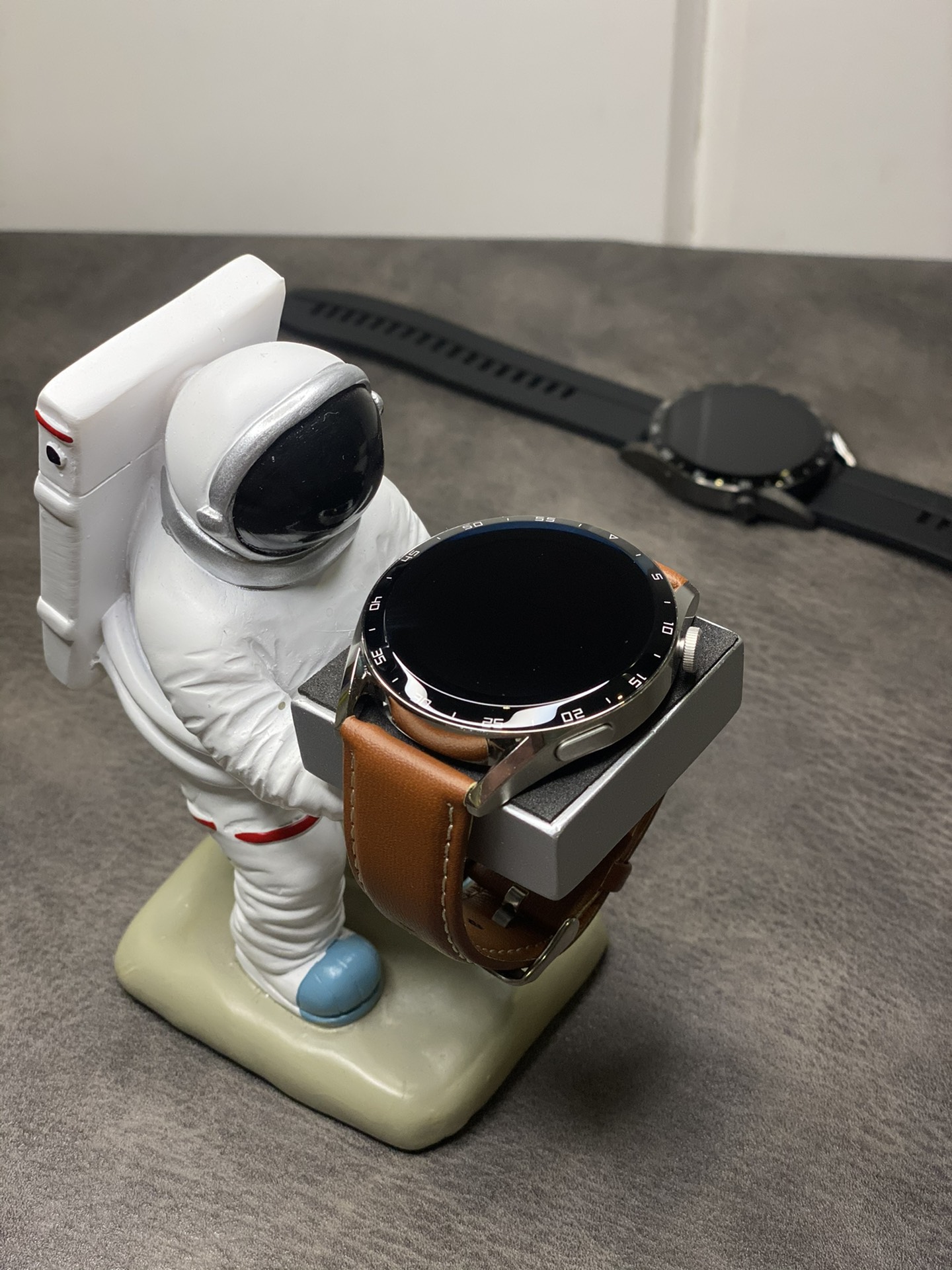 本地放💰170 正确包装版 华为HUAWEI Watch GT3 手表#银棕色 升级MK950处理器 系统操作更加流畅! 自带多种表盘主题 旋转按键可自由切换 可绑定app更换壁纸 监测各种运动数据 合金金属外壳 全陶瓷蓝宝石屏幕 超高清屏显示 带支付宝支付 出门不用带手机也可离线支付! 高容量纯钴电池 正常使用2天 待机4-5天! 带抬手亮屏功能 来电晃动接听电话等功能 IP6防水级别 可佩戴游泳运动计时测量数据 可打电话 检测心率 血压 心电 体温检测等 该有的功能基本都有 外观同步正品! 表带可跟正品通用 可自由搭配更换表带 退换条件: 手表外观不磨损 屏幕保护膜不撕可退换! 三个月有任何质量问题可保修!