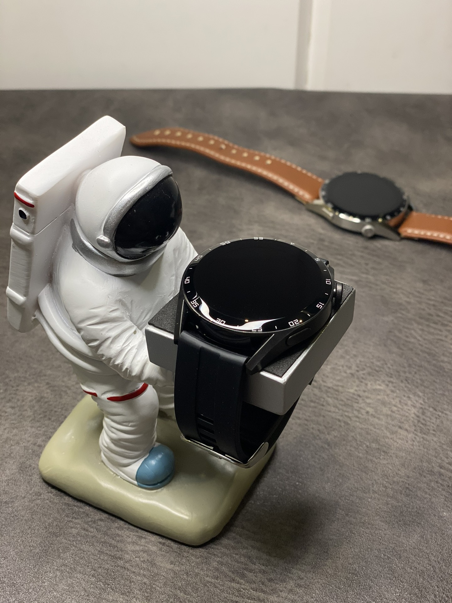 本地放💰170 正确包装版 华为HUAWEI Watch GT3 手表#黑胶款 升级MK950处理器 系统操作更加流畅! 自带多种表盘主题 旋转按键可自由切换 可绑定app更换壁纸 监测各种运动数据 合金金属外壳 全陶瓷蓝宝石屏幕 超高清屏显示 带支付宝支付 出门不用带手机也可离线支付! 高容量纯钴电池 正常使用2天 待机4-5天! 带抬手亮屏功能 来电晃动接听电话等功能 IP6防水级别 可佩戴游泳运动计时测量数据 可打电话 检测心率 血压 心电 体温检测等 该有的功能基本都有 外观同步正品! 表带可跟正品通用 可自由搭配更换表带 退换条件: 手表外观不磨损 屏幕保护膜不撕可退换! 三个月有任何质量问题可保修!