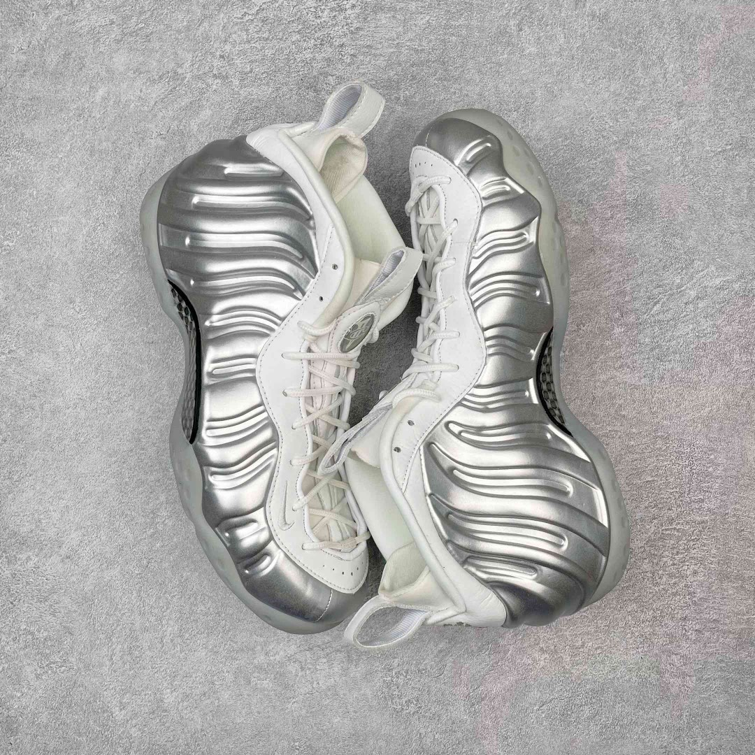 图片[3]-💰440 NK Air Foamposite One 白银喷 莞产原底面 公司渠道同模具 鞋型发泡360度无死角 双层Zoom气垫植入 中底完美注胶 搭载原厂碳纤维材质 诞生于1997年的NK Air Foamposite系列可以说是整个球鞋历史上最为经典的系列之一 也就是我们常说的“喷”和“泡” 其中“喷”由Foamposite One代言人Penny的英文音译而来 而“泡”则来源于另一款鞋型 Foamposite Pro中\”pro\”的音译 在诞生初期 由于高昂的造价以及超前的外形 Foamposite系列的反对者不在少数 甚至有人认为这款鞋会毁掉整个球鞋行业 但事实证明这双灵感来自于甲虫 自带“黑科技”鞋面以及双层Zoom+大块碳板的太空球鞋不仅受到了大众的接受与追捧 并且成功的影响了篮球鞋的发展 SIZE：38.5 39 40 40.5 41 42 42.5 43 44 44.5 45 46 编码：by5936010-运动鞋