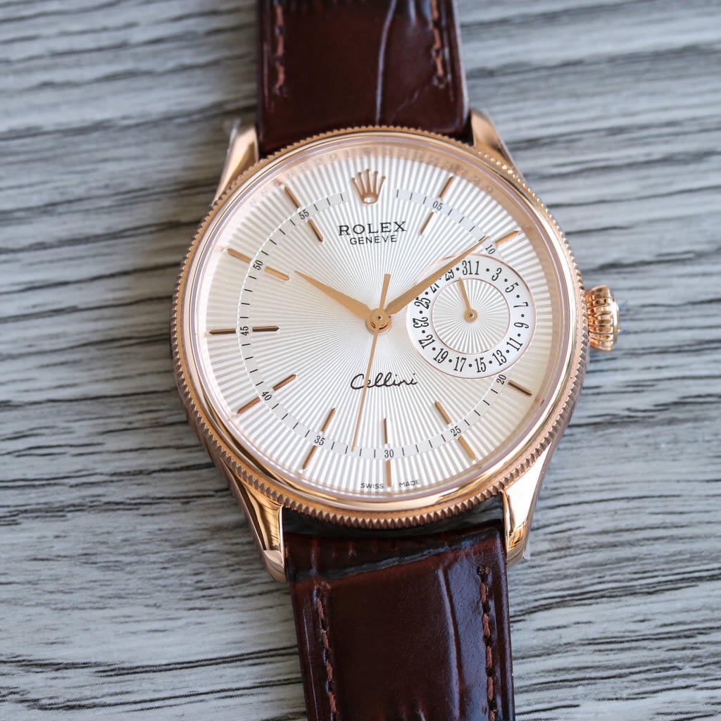 劳力士深铑白色表盘官方货源手表做工质量毋庸置疑,款式也很好看!