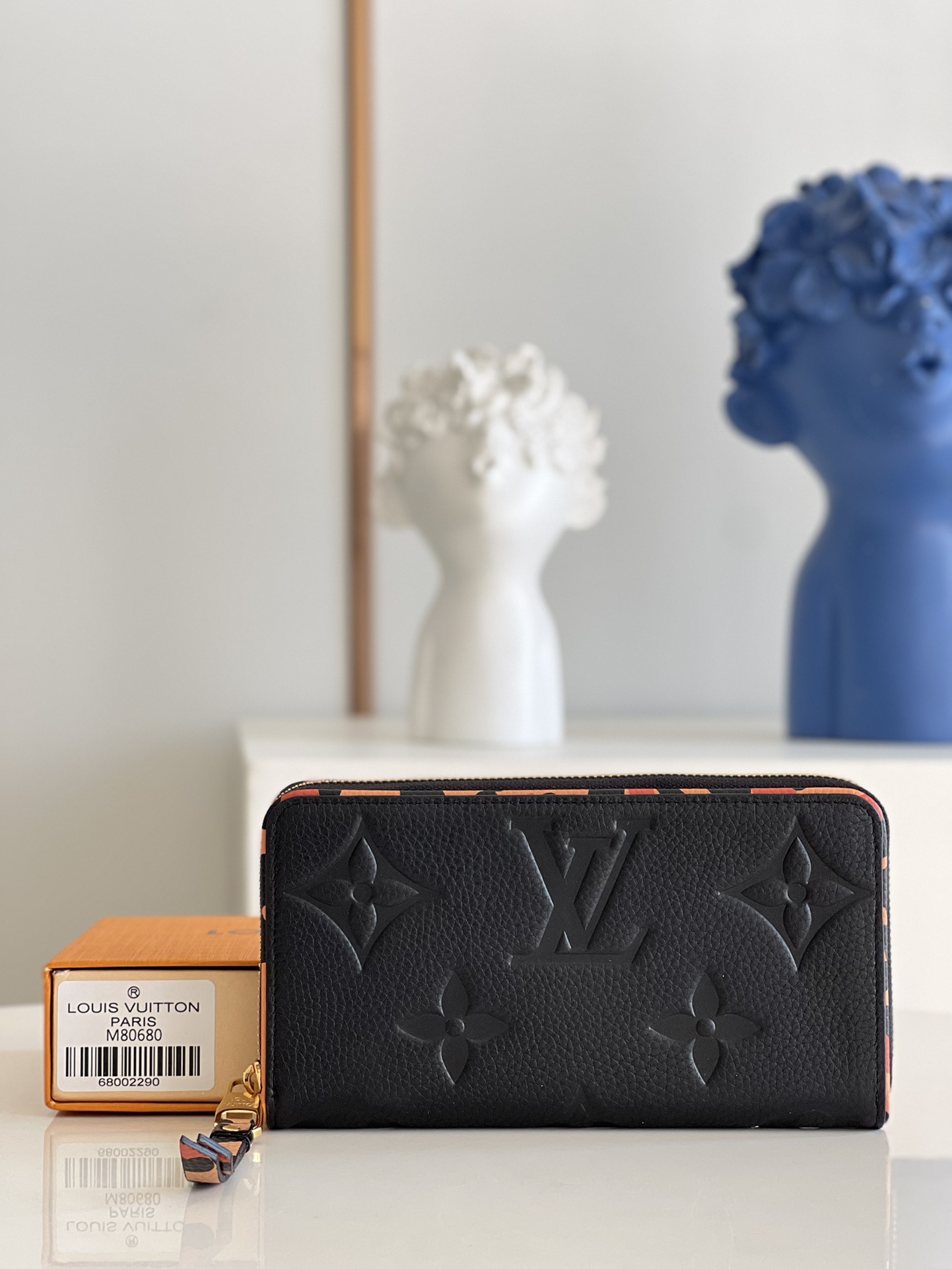 NO:398180,【Exclusive real photo M80680 black leopard print】 Single zipper wallet series is one of the limited edition styles of the Wild at Heart autumn series. It is made of Monogram Empreinte embossed leather and is decorated with animal-print leather details. The wallet is stylishly zipped and has a variety of practical functions, which can store bills, change, credit cards and receipts safely and orderly. 19.5 x 10.5 x 2.5 cm a.,LV [original leather],louis vuitton,wallets19860909【独家实拍M80680黑色豹纹】 单拉链钱包系列 是 Wild at Heart秋季限量系列的款式之一,以Monogram Empreinte压花图案皮革制作,并缀以动物印花图案皮革细节.钱包采用时尚的拉链设计,设有多样实用功能,可稳妥和井然有序地存放账单、零钱、信用卡及收据.19.5 x 10.5 x 2.5 厘米 a.,LV【原厂皮】,louis vuitton,wallets,Bag