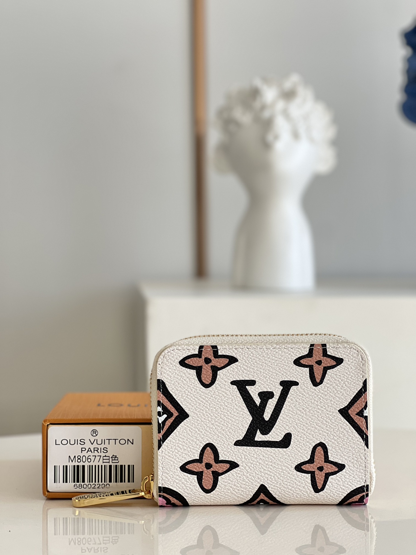 NO:398190,【Exclusive real photo M80677 white leopard print】Wild at Heart series special Zippy coin wallet is reshaped with animal print style Monogram canvas, and the abstract leopard trim lining is revealed when you open the zipper. The exquisite configuration can accommodate cards, banknotes and coins. Detailed features 11 x 8.5 x 2 cm (length x height x width) a.,LV【original leather】,louis vuitton,wallets19860909【独家实拍M80677白色豹纹】Wild at Heart 系列特别款 Zippy 零钱包以动物印花风尚重塑 Monogram 帆布,开启拉链即现抽象豹纹饰边内衬.玲珑构型可容纳卡片、纸钞和硬币. 详细特征11 x 8.5 x 2 厘米 (长度 x 高 x 宽) a.,LV【原厂皮】,louis vuitton,wallets,Bag