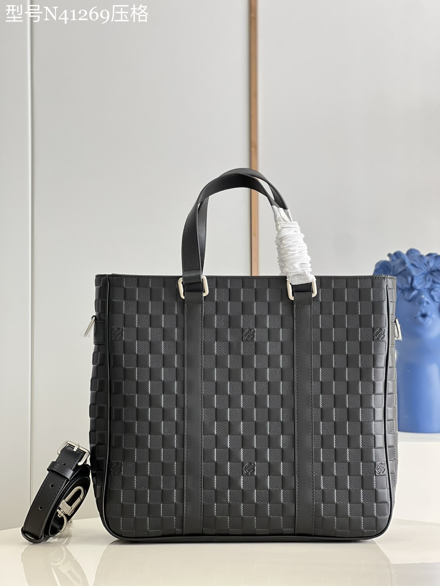 NO:398199,【Exclusive real photo N41269 pressed】 This Tadao PM small handbag is made of Damier Infini leather, and is the best bag for men to use in the city. It is soft and comfortable to let you feel the luxury all the time. Size 35 x 33 x 9 cm e.1000, LV [original leather], louis vuitton19860909【独家实拍N41269压格】这款 Tadao PM 小号手袋 以Damier Infini 皮革制作,是男士在城中使用的最佳袋款,柔软、舒适让您时刻感受到奢华气息.尺寸35 x 33 x 9 cm e.1000,LV【原厂皮】,louis vuitton,Bag
