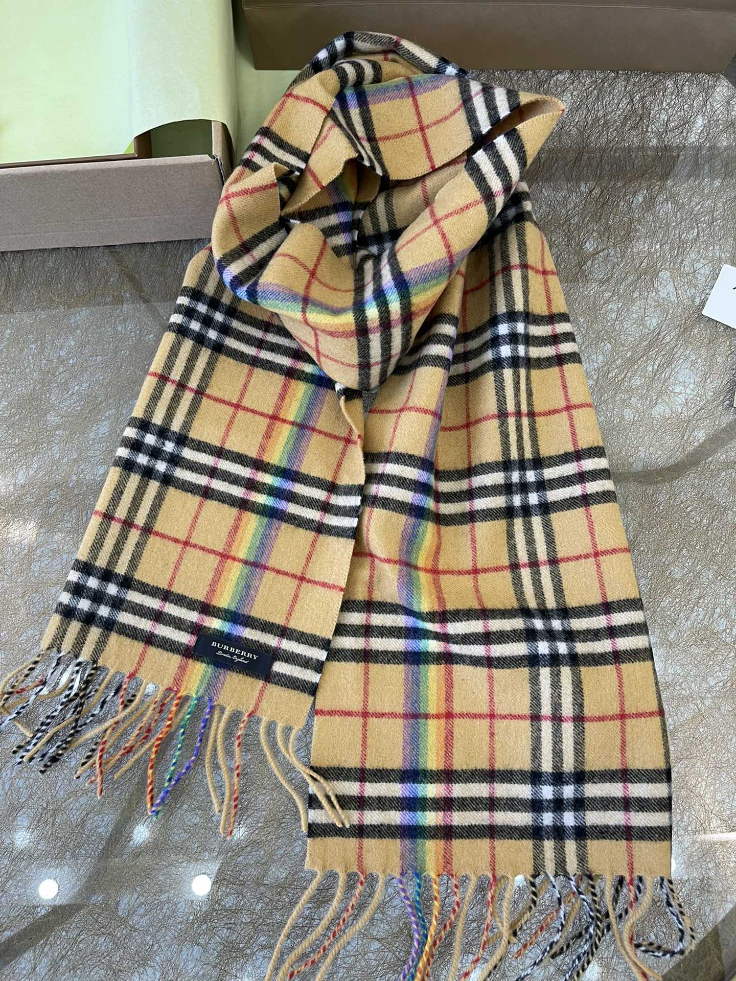 Burberry巴宝莉彩虹羊绒围巾