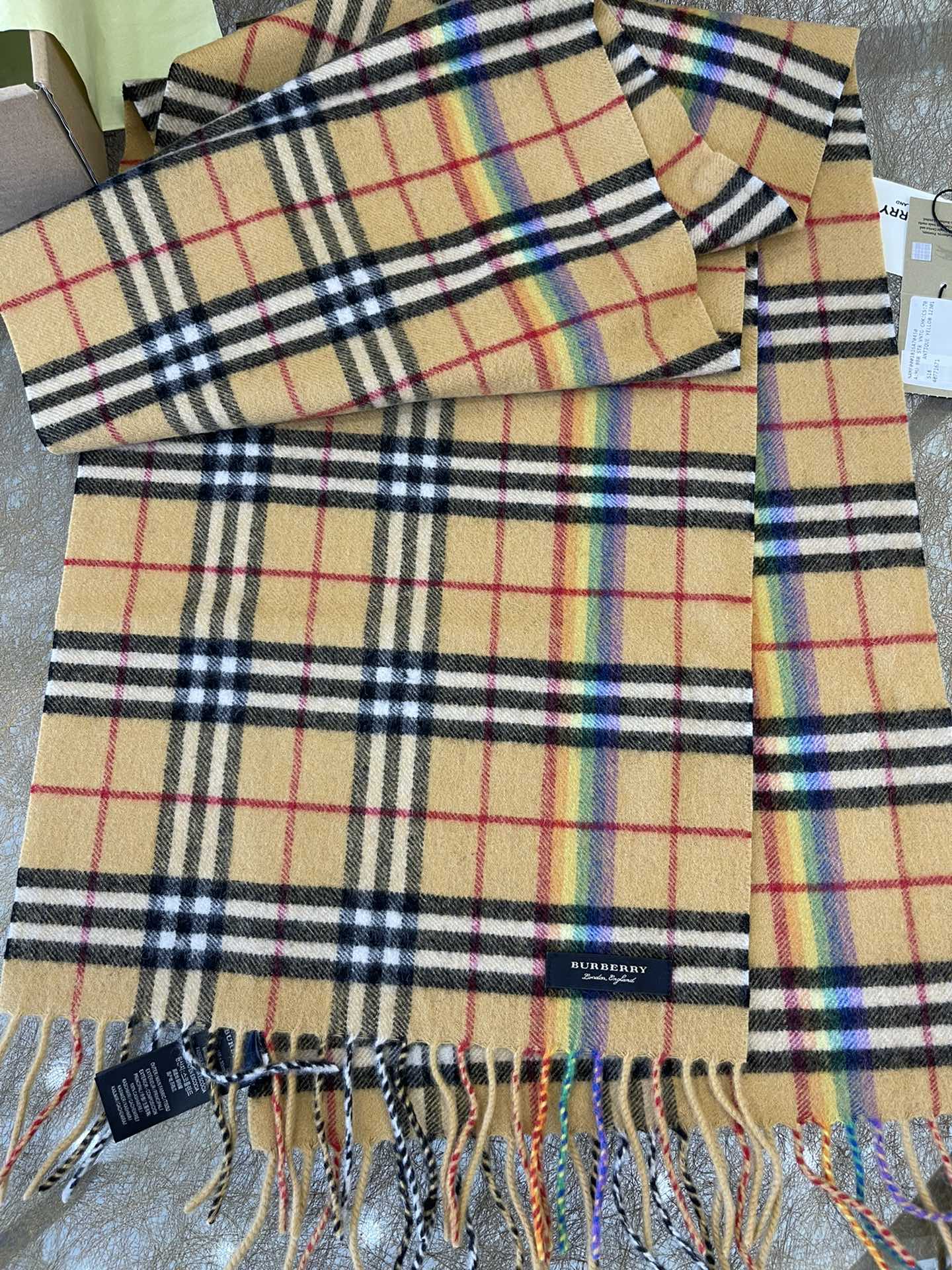 Burberry巴宝莉彩虹羊绒围巾