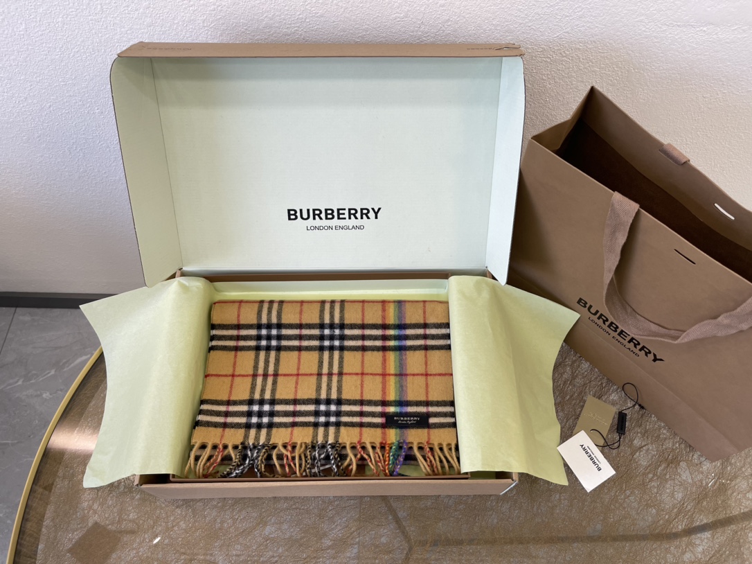 Burberry巴宝莉彩虹羊绒围巾