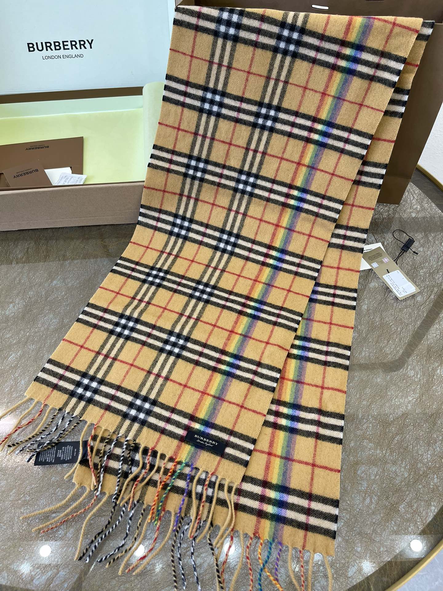 Burberry巴宝莉彩虹羊绒围巾
