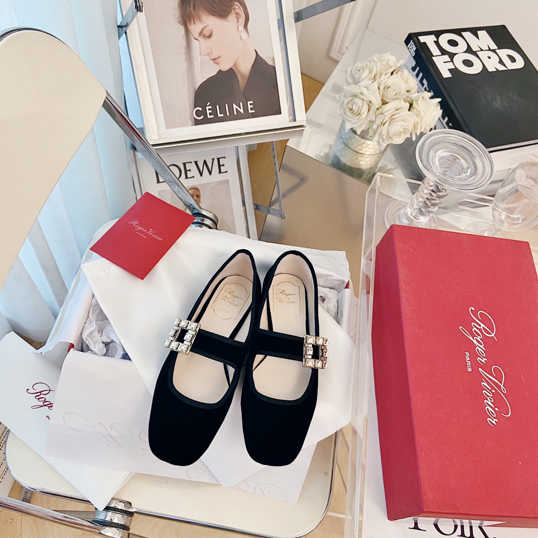 NO:616825,* | The main product of the counter is the catwalk poster style Mary Jane series. The uppers are original imported patent leather and calfskin, silk suede!  Private model A-level diamond buckle!   Specific water-dyed first-layer sheepskin lining, full-grain water-dyed sheepskin for feet. Outsole original imported Italian printed genuine leather outsole. Shoe size: 35-40 40 customized. Thick heel 4.5cm / flat bottom, single shoes Mary Jane, mary jane, cowhide, sheepskin, real silk, Leather soles19860909* |  专柜主打走秀海报款玛丽珍系列 鞋面原版进口漆皮胎牛皮面,真丝绒面！私模A级奥钻扣！  内里内里特定水染头层羊皮,垫脚全粒面水染羊皮 大底原版进口意大利印刷真皮大底 鞋码:35-40 40定做 粗跟4.5cm /平底,单鞋玛丽珍,mary jane,cowhide,sheepskin,real silk,Leather soles,Women's Shoes