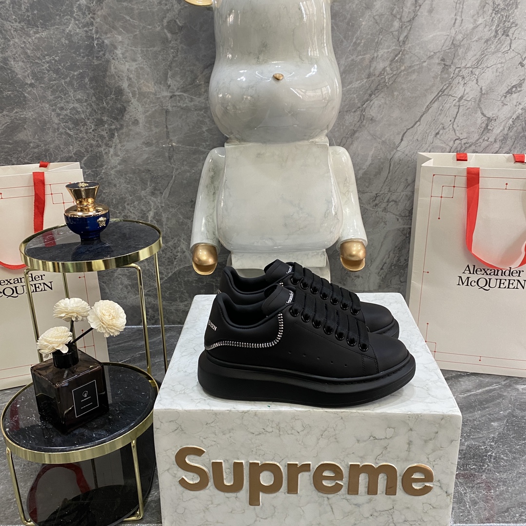 NO:695188,Top version Alexander McQUEEN new style @authentic explosion-proof 11 top McQueen original leather, white imported silk leather, original white shoe box, cloth bag handbag, complete package, and an extra pair of shoelaces!  The back-packing process uses imported shaping machine hot melt glue to shape!  Perfect authentic replica!  - McQueen's classic star hit and versatile model that keeps returning. 1. High-quality fabric imported from Italy. Resistant to water and does not change color. Silk cowhide color matching. 2. Lining imported A-grade water-dyed sheepskin (the price is the same as cowhide and more comfortable than cowhide). Cowhide foot pads!  Feet with super clear high temperature air pressure logo 3 outsole original private mold rubber TU full matte outsole, men's and women's models have different mold lasts 4 eyelets all-steel eyelet gaskets are also all steel, no deformation or fading K market iron-made eyelets thick bottom design about 4.5cm Size female 34-39 male 38-46 (female 34 40 41 male 38 45 46  Non-returnable), casual shoes/sports shoes, alexander mcqueen, sneakers, cowhide, sheepskin19860909顶级版本 Alexander McQUEEN新款@正品爆拆 11顶级麦昆原版皮料白色进口丝绸皮 原版白色鞋盒 布袋手提袋 全套包装、多送一副鞋带！后包工艺采用进口定型机热熔胶定型！完美正品复刻！- 麦昆 经典明星爆款百搭款回头率 1面料意大利进口高质感.抗水擦不变色质.丝绸牛皮配色 2内里进口A级水染羊皮（价格和牛皮里同等 比牛皮上脚还舒适） 垫脚牛皮垫脚！垫脚超清晰高温空压logo 3大底原版私模橡胶TU全哑光大底,男款女款磨具楦型都不一样  4鸡眼全钢鸡眼垫片也是全钢 不变形不掉色 k市场 铁制造鸡眼 厚底设计 约4.5cm Size女34-39男38-46（女34 40 41 男38 45 46 不退换）,休闲鞋/运动鞋,alexander mcqueen,sneakers,cowhide,sheepskin,Women's Shoes