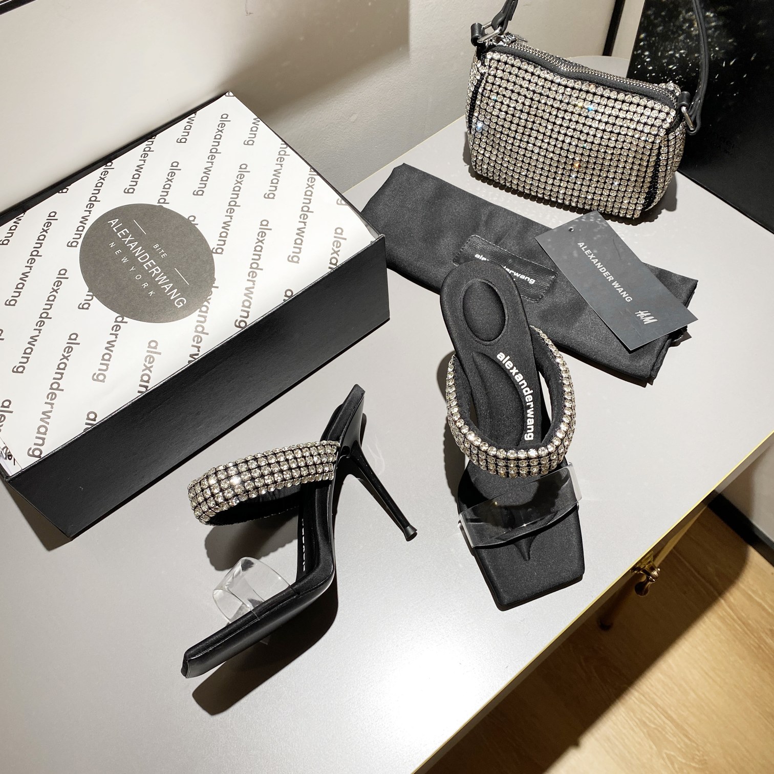 NO:229479,King New style!  Alexander Wang high heels for women, luxury products for women, Alexande* Wang original 1:1 material, concave and convex and massage insoles with glue, logo, excellent match with the most fashionable square head   high elastic injection molding material queen!  Classic design, imported Australian diamonds, more fashionable!  Update trend!  A popular high-heeled slipper in spring and summer, [Hu] [Hu] Worth owning. Upper imported pvc   satin, inner imported satin, footbed imported satin, heel height 10. 7.5 Two heels high. Sole original Italian imported dyed leather outsole. Size 35-39 (34.40, 41, 42.43 can be customized), high heels, alexander wang, sandals, high heels, slippers, silk fabric, Leather soles19860909大王 新款！Alexander Wang亚历山大王高跟鞋女士奢侈品Alexande* Wang原版1:1的材料 凹凸感带按摩的鞋垫配上注胶 Logo 搭配最潮方头 高弹注塑材质女王的绝佳搭配！经典设计,进口澳钻,更时尚！更新潮！一款春夏火爆的高跟拖鞋,[拥抱][拥抱]值得拥有 鞋面进口pvc 绸缎 内里进口绸缎 垫脚进口绸缎 跟高10. 7.5 两个跟高 鞋底原版意大利进口透染真皮大底 码数35-39（34.40,41,42.43可定做）,高跟鞋凉鞋,alexander wang,sandals,high heels,slippers,silk fabric,Leather soles,Women's Shoes