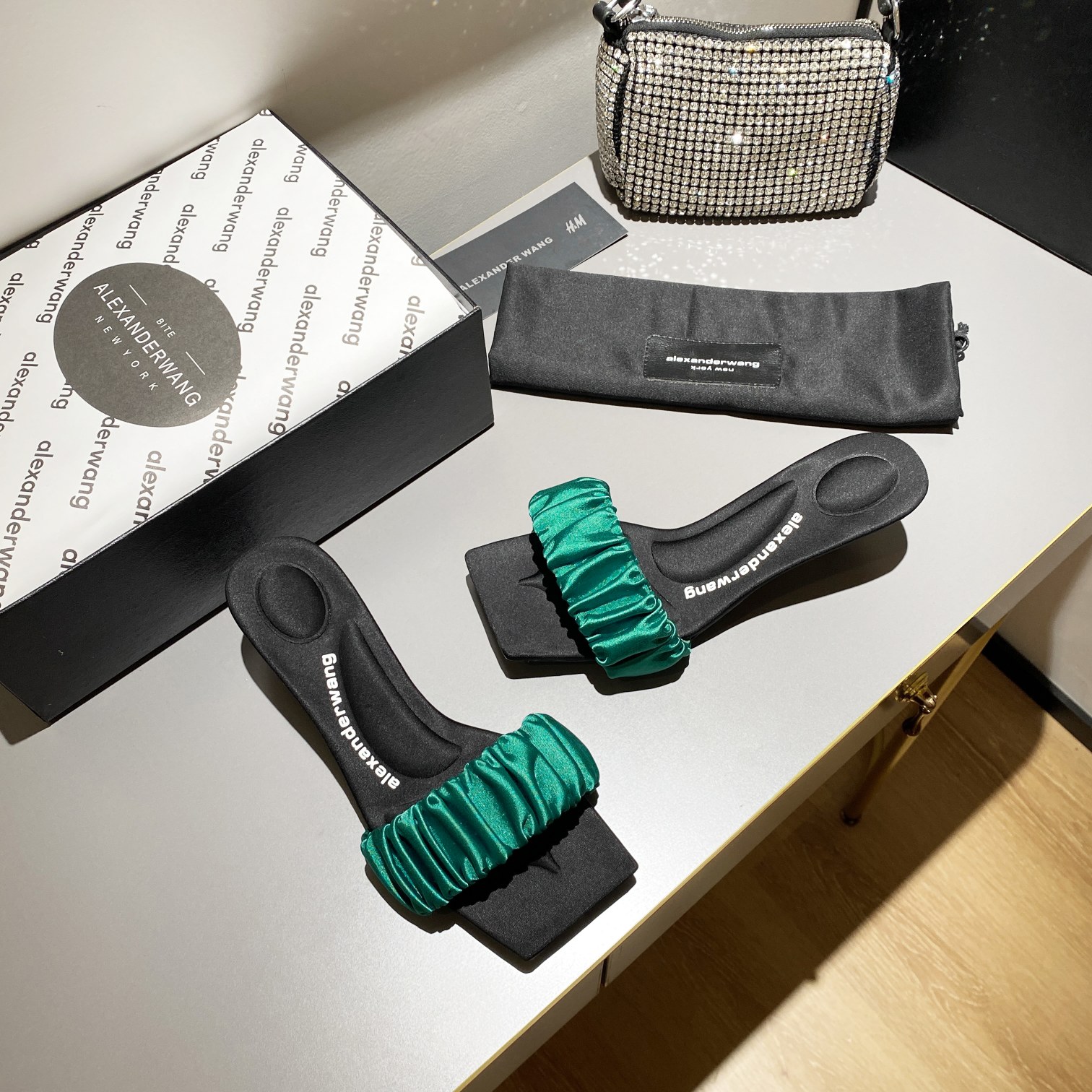 NO:229486,King New style!  Alexander Wang high heels for women, luxury products for women, Alexande* Wang original 1:1 material, concave and convex and massage insoles with glue, logo, excellent match with the most fashionable square head   high elastic injection molding material queen!  Classic design, colored silk matching, more fashionable!  Update trend!  A popular mid-heel slipper in spring and summer, [Hu] [Hu] Worth owning. Imported silk upper (black, green, pink, three colors) imported sheepskin in the inner lining. Imported silk with foot pads. Heel height 5.0. Original Italian imported dyed leather outsole. Size 35-39 (34.40, 41, 42.43 can be customized), high heels, alexander wang, sandals, high heels, slippers, sheepskin, real silk, silk fabric, Leather soles19860909大王 新款！Alexander Wang亚历山大王高跟鞋女士奢侈品Alexande* Wang原版1:1的材料 凹凸感带按摩的鞋垫配上注胶 Logo 搭配最潮方头 高弹注塑材质女王的绝佳搭配！经典设计,彩丝搭配,更时尚！更新潮！一款春夏火爆的中跟拖鞋,[拥抱][拥抱]值得拥有 鞋面进口真丝（黑色,绿色,粉红色,三个色） 内里进口羊皮 垫脚进口绸缎 跟高5.0 鞋底原版意大利进口透染真皮大底 码数35-39（34.40,41,42.43可定做）,高跟鞋凉鞋,alexander wang,sandals,high heels,slippers,sheepskin,real silk,silk fabric,Leather soles,Women's Shoes