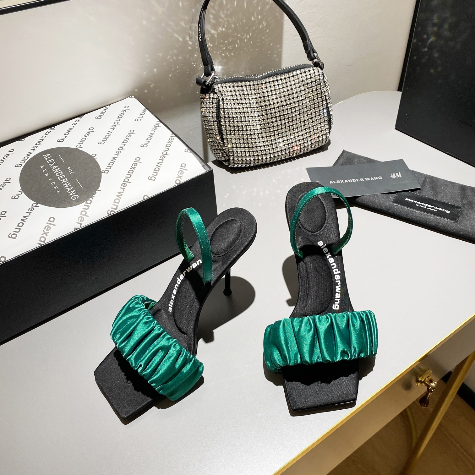 NO:229489,King New style!  Alexander Wang high heels for women, luxury products for women, Alexande* Wang original 1:1 material, concave and convex and massage insoles with glue, logo, excellent match with the most fashionable square head   high elastic injection molding material queen!  Classic design, colored silk matching, more fashionable!  Update trend!  A hot spring and summer high heel sandal, [hug] [hug] worth owning, imported silk upper (black, green, pink, three colors) inner imported sheepskin footbed imported silk heel height 10. 7.5. Two heels high sole original Italian imported dyed leather outsole size 35-39 (34.40, 41, 42.43 can be customized), high heels sandals, alexander wang, sandals, high heels, sheepskin, real silk, silk fabric, Leather soles19860909大王 新款！Alexander Wang亚历山大王高跟鞋女士奢侈品Alexande* Wang原版1:1的材料 凹凸感带按摩的鞋垫配上注胶 Logo 搭配最潮方头 高弹注塑材质女王的绝佳搭配！经典设计,彩丝搭配,更时尚！更新潮！一款春夏火爆的高跟凉鞋,[拥抱][拥抱]值得拥有 鞋面进口真丝（黑色,绿色,粉红色,三个色） 内里进口羊皮 垫脚进口绸缎 跟高10. 7.5. 两个跟高 鞋底原版意大利进口透染真皮大底 码数35-39（34.40,41,42.43可定做）,高跟鞋凉鞋,alexander wang,sandals,high heels,sheepskin,real silk,silk fabric,Leather soles,Women's Shoes