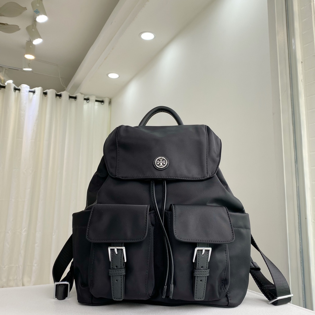 Tory Burch ～922黑色 TB新款Virginia翻盖双肩背包 具有充足的容量 饰以标志性的双T logo