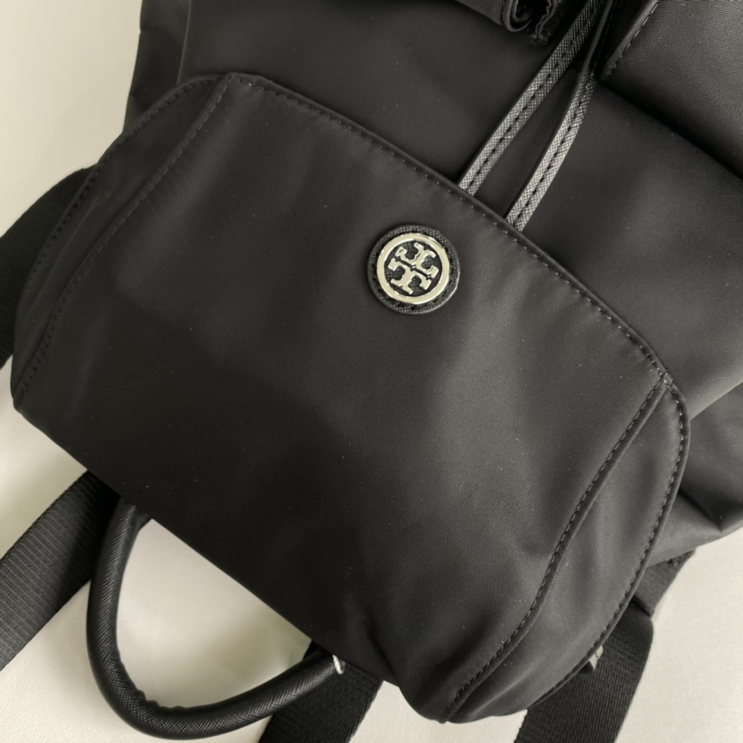 Tory Burch ～922黑色 TB新款Virginia翻盖双肩背包 具有充足的容量 饰以标志性的双T logo