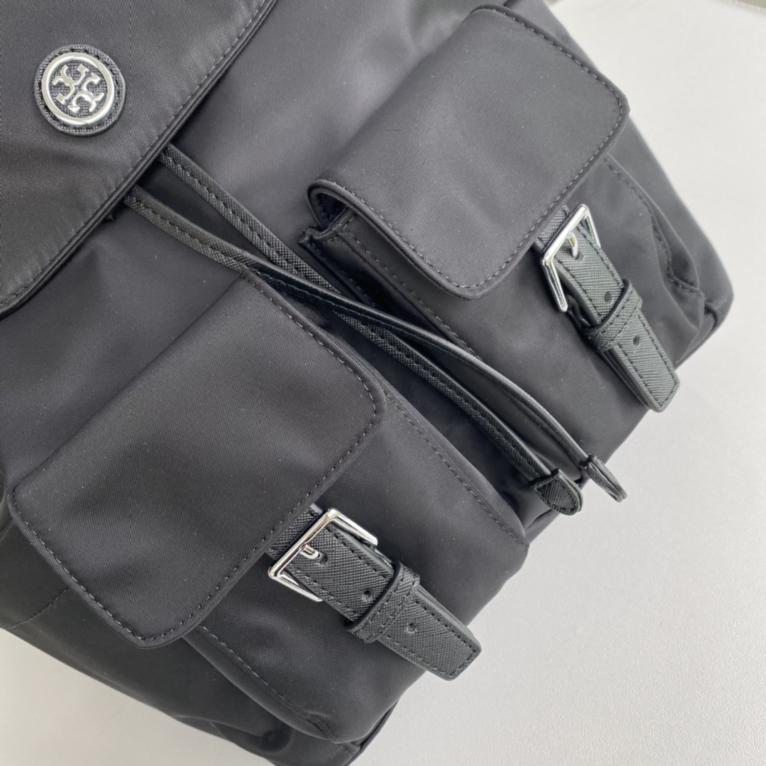 Tory Burch ～922黑色 TB新款Virginia翻盖双肩背包 具有充足的容量 饰以标志性的双T logo