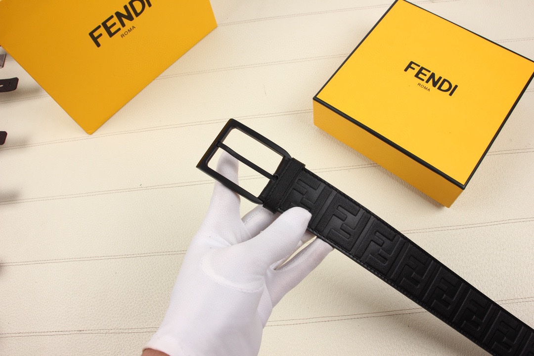 Fendi 五金做工精细 线条流畅 表面光滑 𝐙𝐏电镀工艺 香港通关【𝐇𝐀𝐀𝐒】 进口皮料