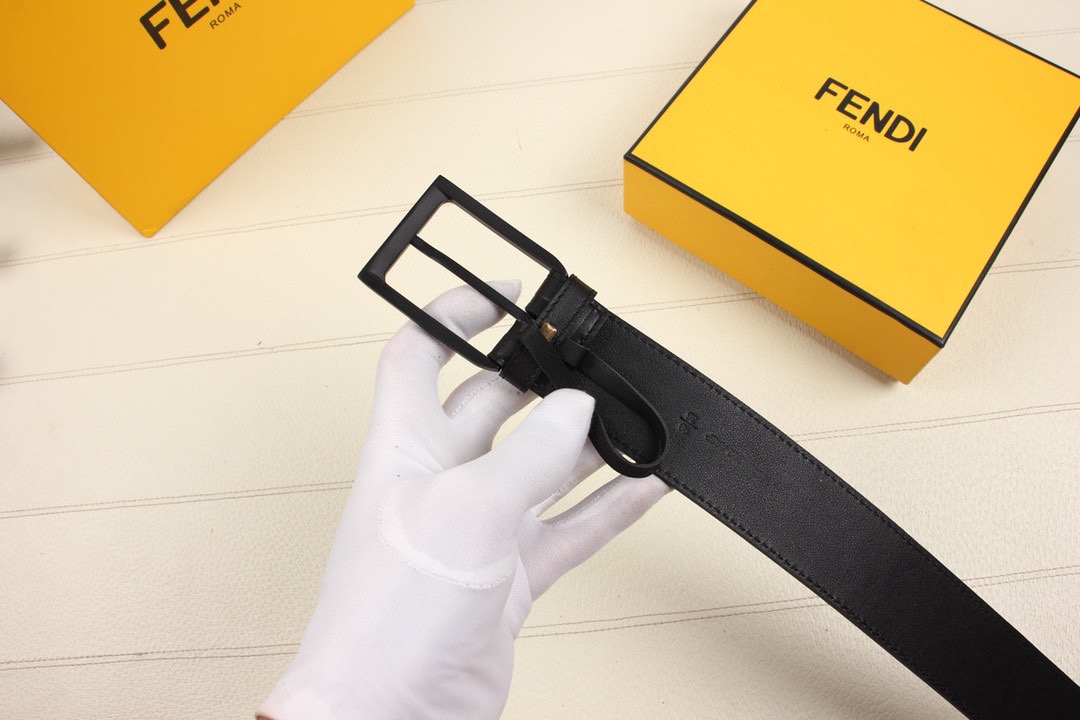 Fendi 五金做工精细 线条流畅 表面光滑 𝐙𝐏电镀工艺 香港通关【𝐇𝐀𝐀𝐒】 进口皮料