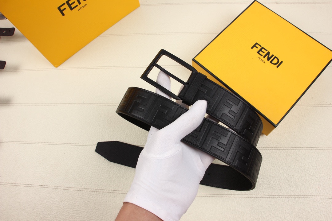 Fendi 五金做工精细 线条流畅 表面光滑 𝐙𝐏电镀工艺 香港通关【𝐇𝐀𝐀𝐒】 进口皮料