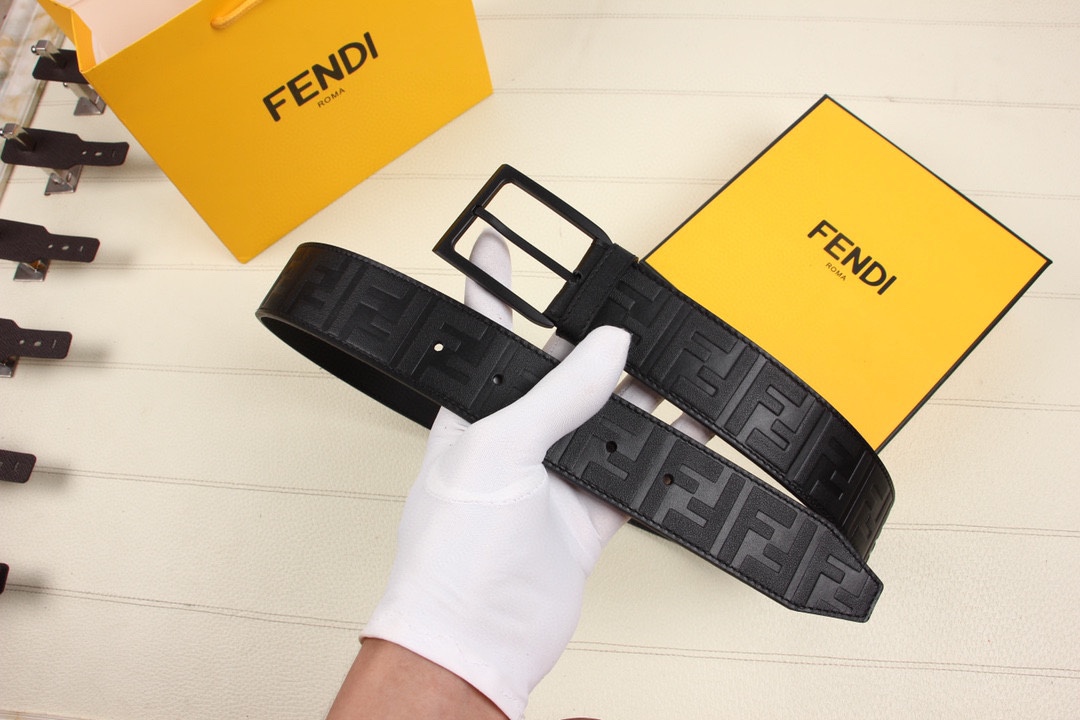 Fendi 五金做工精细 线条流畅 表面光滑 𝐙𝐏电镀工艺 香港通关【𝐇𝐀𝐀𝐒】 进口皮料