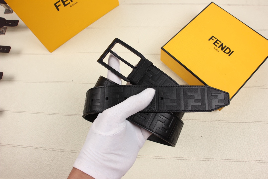 Fendi 五金做工精细 线条流畅 表面光滑 𝐙𝐏电镀工艺 香港通关【𝐇𝐀𝐀𝐒】 进口皮料