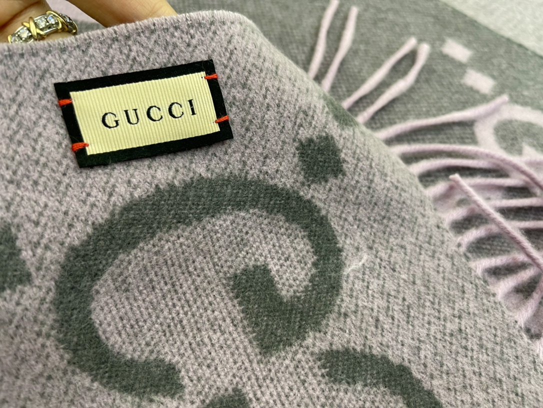 GUCCI古驰GG图案流苏细节纯羊绒围巾674275