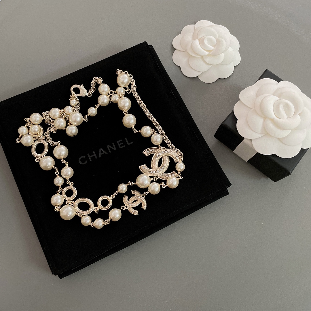 NO:631083,Special offer 88360, Z 10000+ [Fragrant Double C Pearl Long Chain] We don’t have many styles of parent chain, but all styles are Z-printed, and they are classic and eye-catching. They can be worn by local tycoons casually, and are perfectly reproduced. The pattern details of each link of the chain are enough to tell you what our family’s craftsmanship is, Z consistent Swarovski pearls [wit], Cardia high-end jewelry19860909特惠88360, Z 10000+【香双C珍珠长链】我们家长链款式不多,但款款Z打版,且是经典耐看款,土豪随意哈,完美复刻,链条每一个环环的花纹细节处理,足以告诉你,什么是我们家的工艺,Z一致施华洛珍珠[机智],,卡迪亚高端饰品,Jewelry