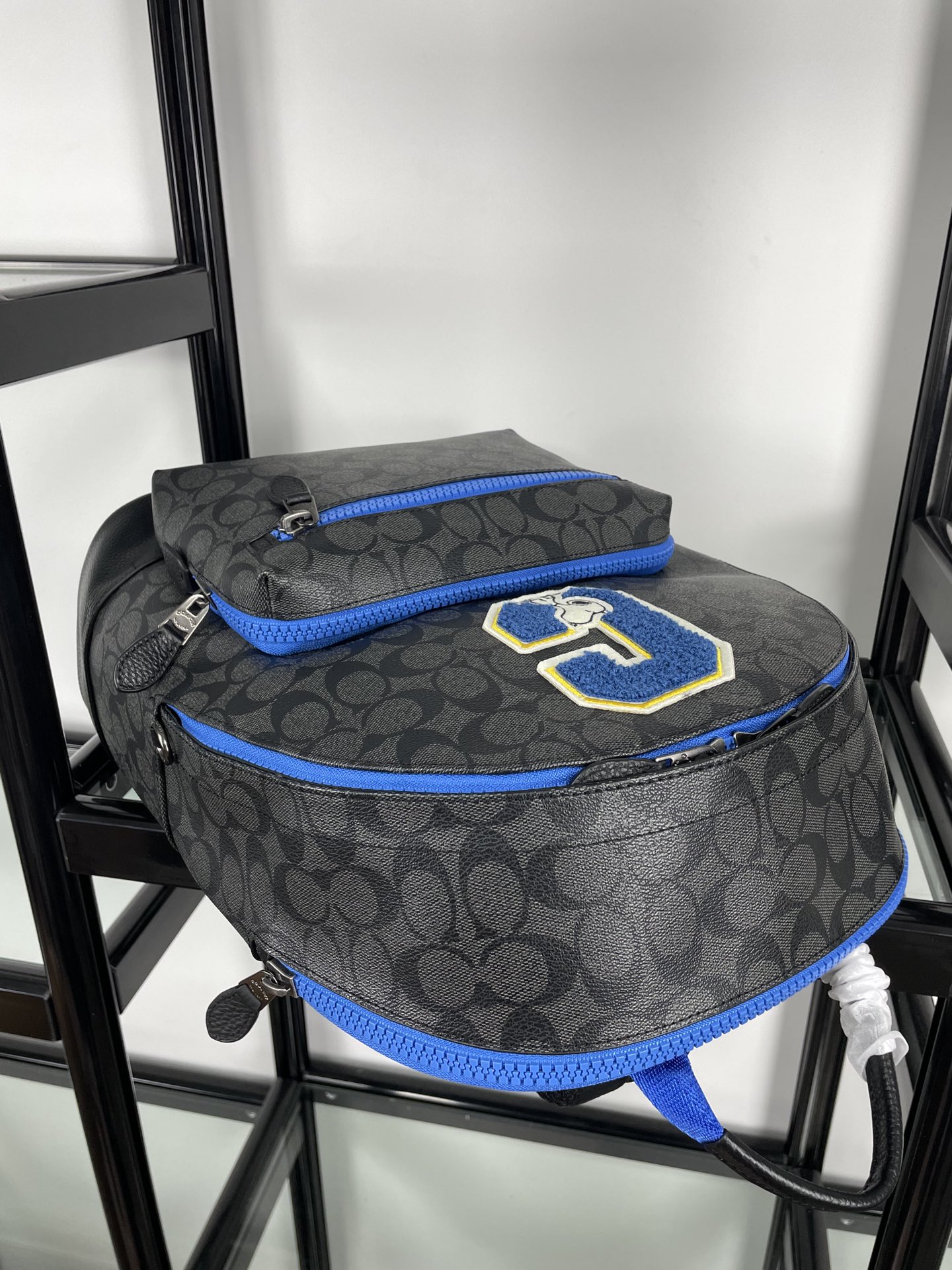 Coach coach/蔻驰男士双肩背包 5511 史努比联名合作款 男女通勤款peanuts徽章老花c纹搭配鹅卵石纹头层牛皮休闲背包/旅行包 的卡通形象 重现童年印象 3D立体c字logo 多拉链隔层 内里袋可单独装ipad 可放下笔记本电脑 物件可轻松归类装放 背部采用了透气棉设计 潮男专属配色 出游旅行百搭实用 超大容量 潮男必选