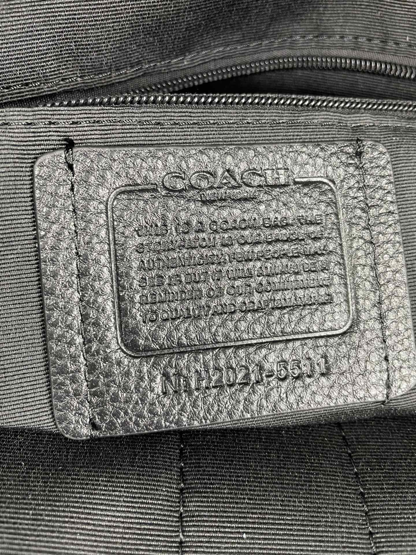 Coach coach/蔻驰男士双肩背包 5511 史努比联名合作款 男女通勤款peanuts徽章老花c纹搭配鹅卵石纹头层牛皮休闲背包/旅行包 的卡通形象 重现童年印象 3D立体c字logo 多拉链隔层 内里袋可单独装ipad 可放下笔记本电脑 物件可轻松归类装放 背部采用了透气棉设计 潮男专属配色 出游旅行百搭实用 超大容量 潮男必选