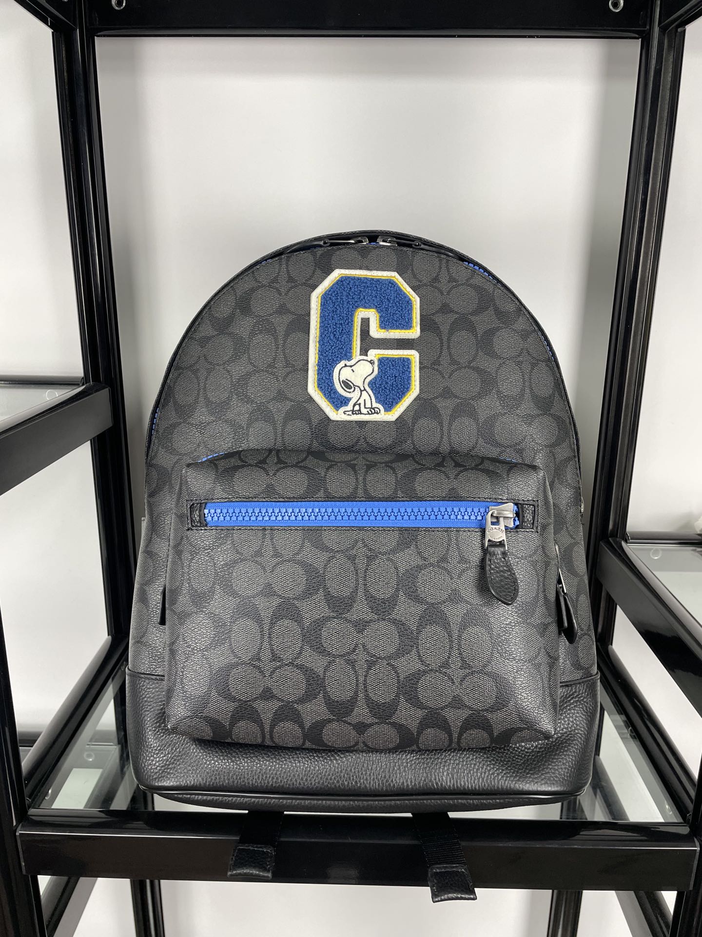 Coach coach/蔻驰男士双肩背包 5511 史努比联名合作款 男女通勤款peanuts徽章老花c纹搭配鹅卵石纹头层牛皮休闲背包/旅行包 的卡通形象 重现童年印象 3D立体c字logo 多拉链隔层 内里袋可单独装ipad 可放下笔记本电脑 物件可轻松归类装放 背部采用了透气棉设计 潮男专属配色 出游旅行百搭实用 超大容量 潮男必选