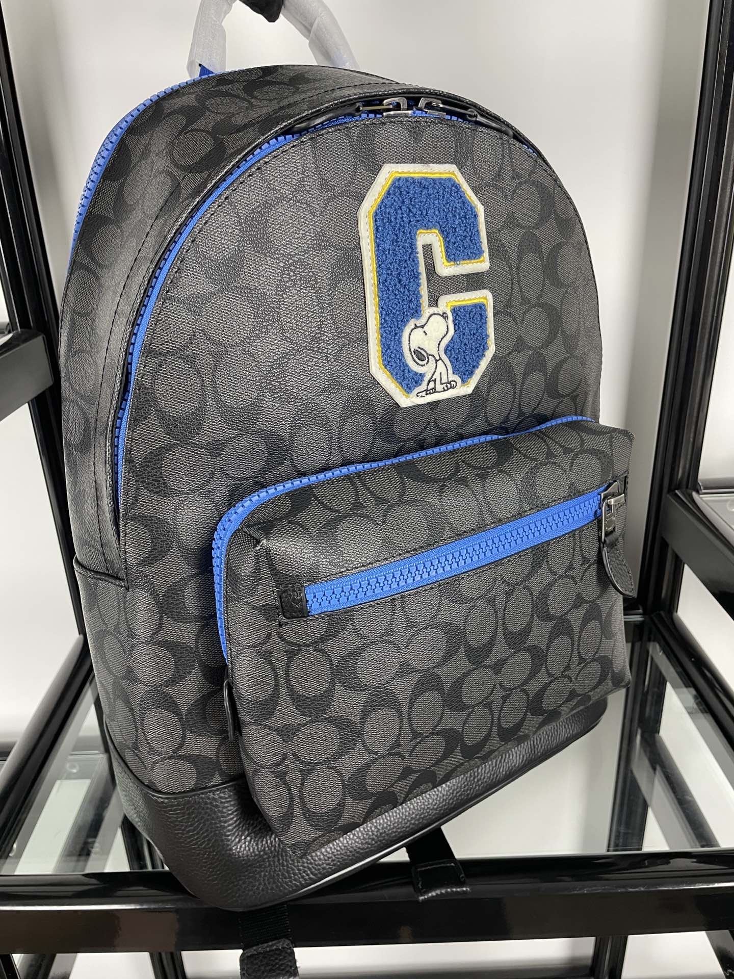 Coach coach/蔻驰男士双肩背包 5511 史努比联名合作款 男女通勤款peanuts徽章老花c纹搭配鹅卵石纹头层牛皮休闲背包/旅行包 的卡通形象 重现童年印象 3D立体c字logo 多拉链隔层 内里袋可单独装ipad 可放下笔记本电脑 物件可轻松归类装放 背部采用了透气棉设计 潮男专属配色 出游旅行百搭实用 超大容量 潮男必选