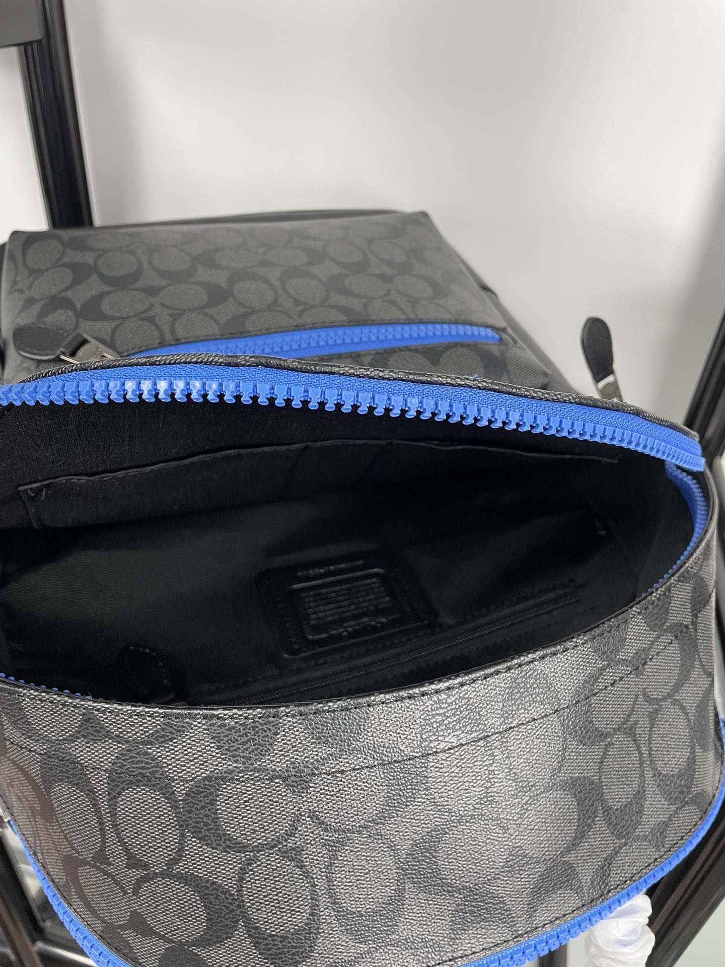 Coach coach/蔻驰男士双肩背包 5511 史努比联名合作款 男女通勤款peanuts徽章老花c纹搭配鹅卵石纹头层牛皮休闲背包/旅行包 的卡通形象 重现童年印象 3D立体c字logo 多拉链隔层 内里袋可单独装ipad 可放下笔记本电脑 物件可轻松归类装放 背部采用了透气棉设计 潮男专属配色 出游旅行百搭实用 超大容量 潮男必选