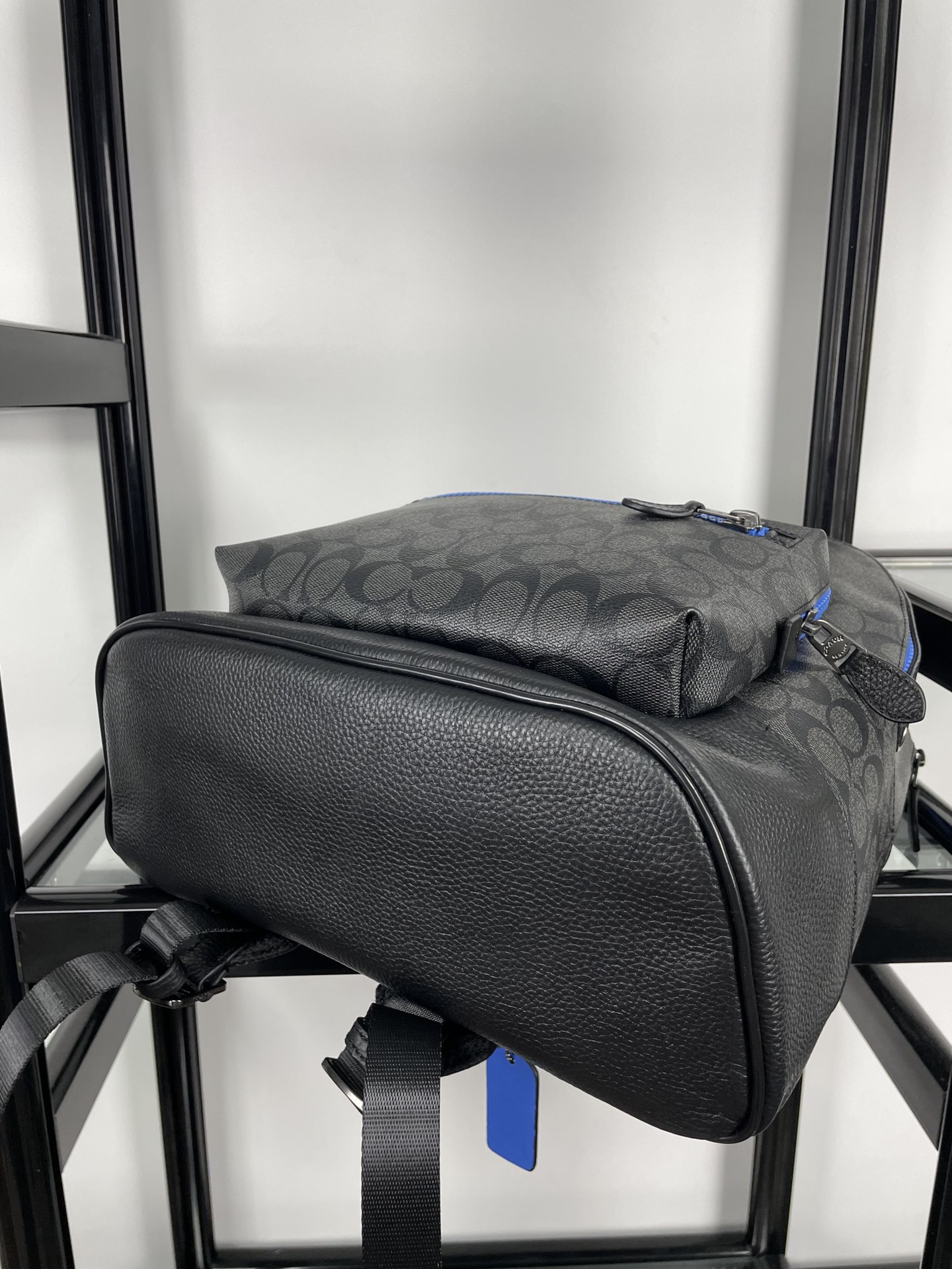 Coach coach/蔻驰男士双肩背包 5511 史努比联名合作款 男女通勤款peanuts徽章老花c纹搭配鹅卵石纹头层牛皮休闲背包/旅行包 的卡通形象 重现童年印象 3D立体c字logo 多拉链隔层 内里袋可单独装ipad 可放下笔记本电脑 物件可轻松归类装放 背部采用了透气棉设计 潮男专属配色 出游旅行百搭实用 超大容量 潮男必选