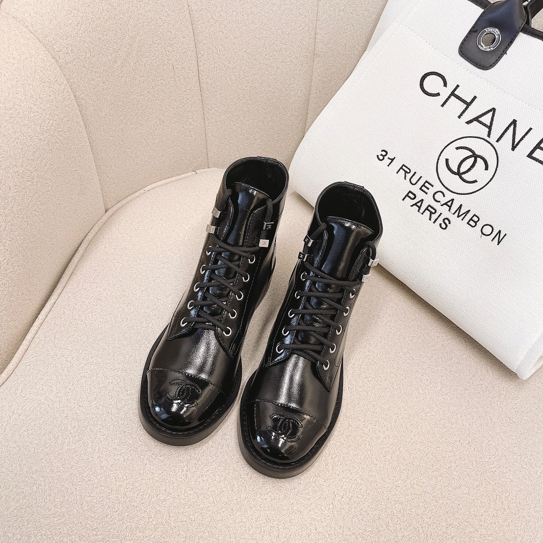 CHANEL Botte femme collection automne-hiver, sans lacets, bottes droites, bottes cavalières, semelle extérieure en cuir véritable d'Italie
