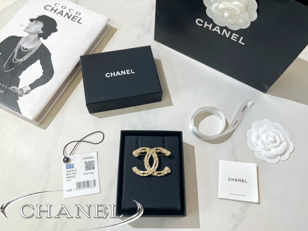 新款☑️CHANEL香奈儿双c胸针
