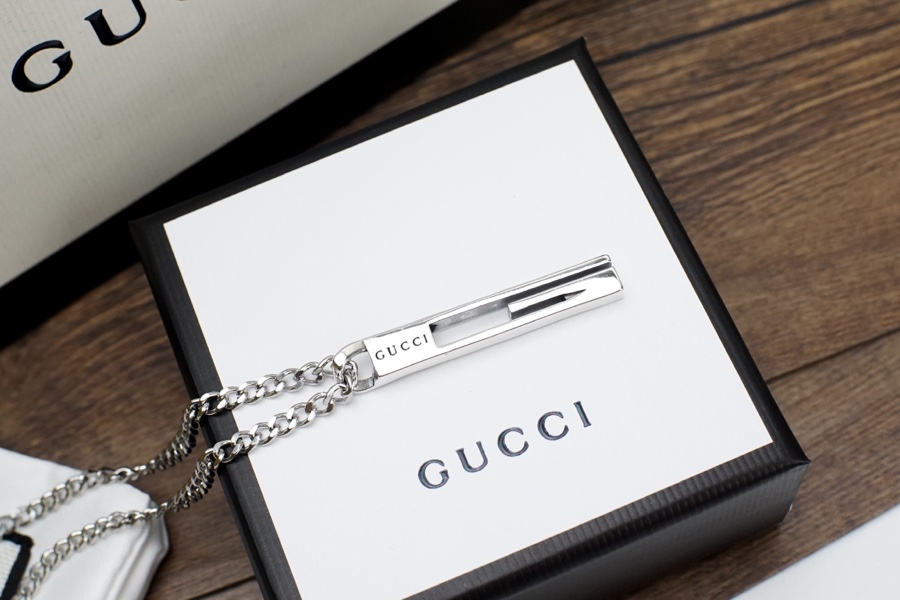 P90 
古驰Gucci古奇情侣G字竖长条吊坠项链🎈古驰爱无畏 亚金材质完美打造 精湛工艺设计独特🤩情侣款，出街必备p