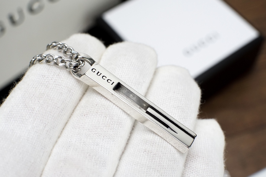 P90 
古驰Gucci古奇情侣G字竖长条吊坠项链🎈古驰爱无畏 亚金材质完美打造 精湛工艺设计独特🤩情侣款，出街必备p