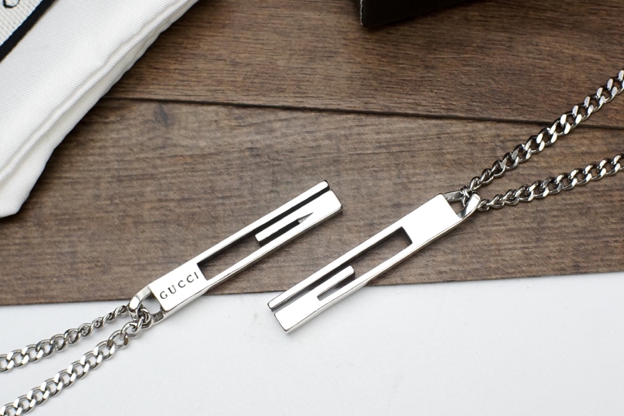 P90 
古驰Gucci古奇情侣G字竖长条吊坠项链🎈古驰爱无畏 亚金材质完美打造 精湛工艺设计独特🤩情侣款，出街必备p