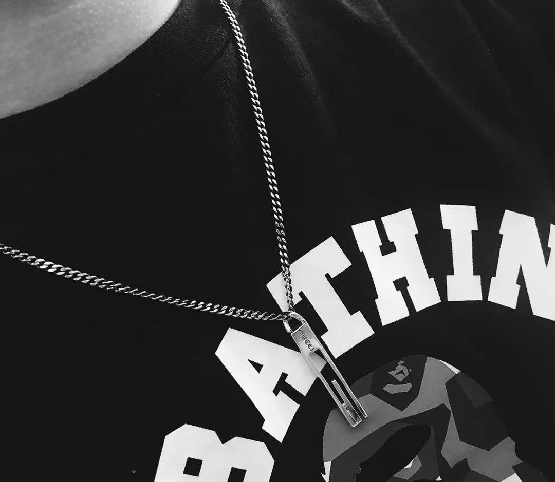 P90 
古驰Gucci古奇情侣G字竖长条吊坠项链🎈古驰爱无畏 亚金材质完美打造 精湛工艺设计独特🤩情侣款，出街必备p