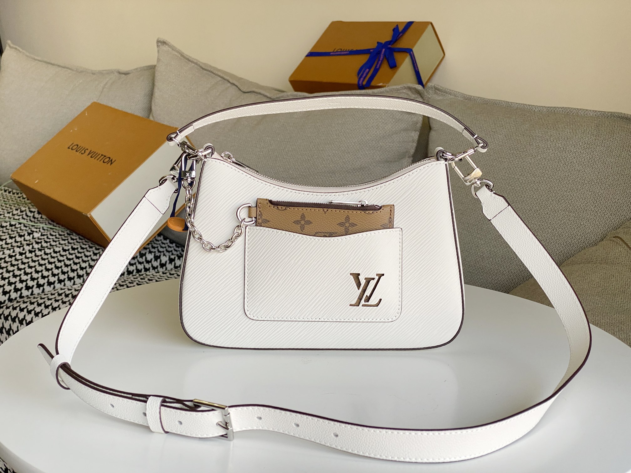 NO:201061,Details of the version development perfect original single hardware [MARELLE handbag] M80688 M80689 g color Marelle handbag is made of Epi grain leather, and the removable canvas zipper bag in the outer bag is fixed with a chain. Tie the top handle or adjustable shoulder strap, handheld, elbow, shoulder and crossbody to convert freely. Size 25 x 15 x 8 cm, LV [top original single], louis vuitton19860909对版开发细节完美原单五金【MARELLE 手袋】 M80688 M80689 克色 Marelle 手袋取材 Epi 粒面皮革,以链条固定外袋之中的可拆卸帆布拉链袋.系上顶部手柄或可调节肩带,手持、肘挎、肩背和斜挎自如转换. 尺寸25 x 15 x 8 厘米,LV【顶级原单】,louis vuitton,Bag