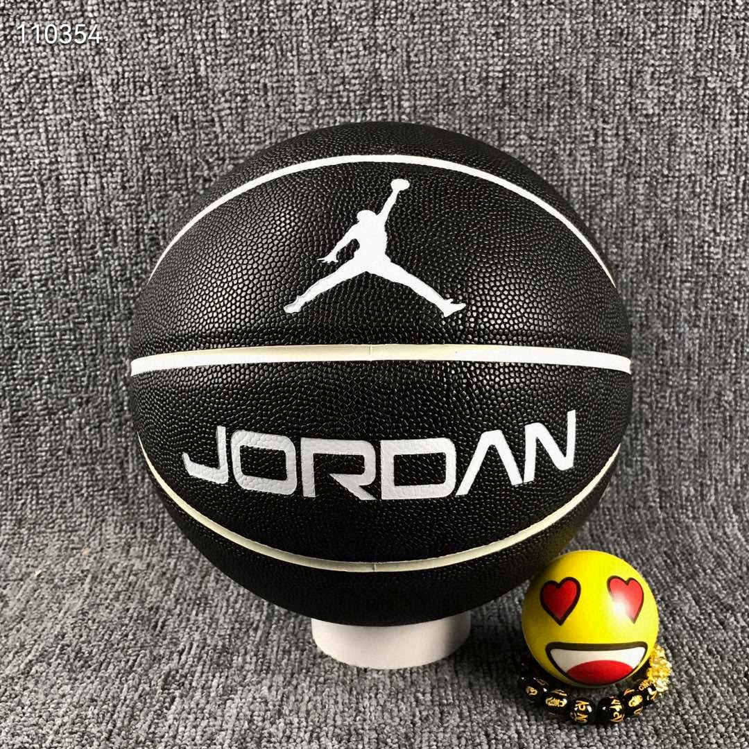 安福自取💰70
乔丹JORDAN街头篮球7号球室内外水泥地比赛篮球 
材质: 进口耐磨吸湿
产地:泰国
适合:室内户外水泥地专业比赛球
🏀🏀🏀🏀🏀🏀
🔥🔥另售:
———————————
篮球单肩球包另加30元。
———————————
🔥🔥注意事项🔥🔥: 
充气前请充分湿润球针，用肥皂水为佳，防止气门受损，造成气门漏气。