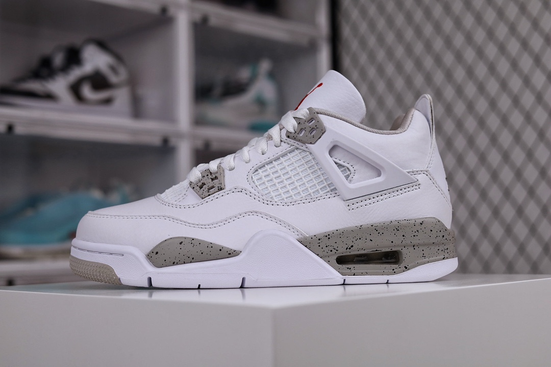 K0 K0 纯原版本 Air Jordan 4「White Oreo」采用优质光滑皮革制成鞋面，并于塑料支架与中底处注入「White Cement」代表性的白水泥细节，鞋舌、鞋垫与外底处皆透过红色 Jumpman Logo 彰显经典地位，整体氛围可谓历久弥新厚鞋舌的设计与其他一部分 Air Jordan 4 不同，传承元年造型，也让穿着时的舒适度大大提升鞋舌上方点缀红色 Jumpman Logo 不同于其他版本的标签造型，精致的刺绣能使质感再度提升男款