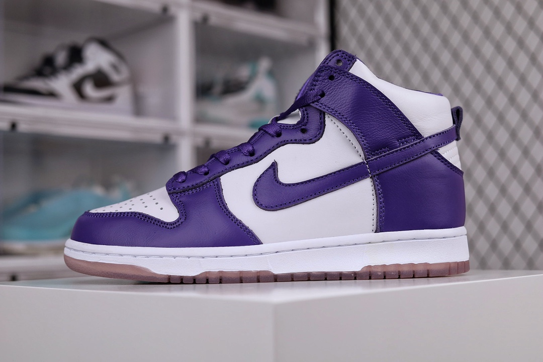 G5 纯原品质 随意对比Nike Dunk SB High “Varsity Purple”白紫配色 大厂出品 原装头层材料 独家版型蒸餾加工 带来的是更好的视觉和脚感体验大厂纯原品质出货 清洁度 电绣工艺 皮料切割干净无任何毛边 细节完美 公司级别 NK Dunk SB High Pro QB扣篮系列高帮经典百搭休闲运动板鞋