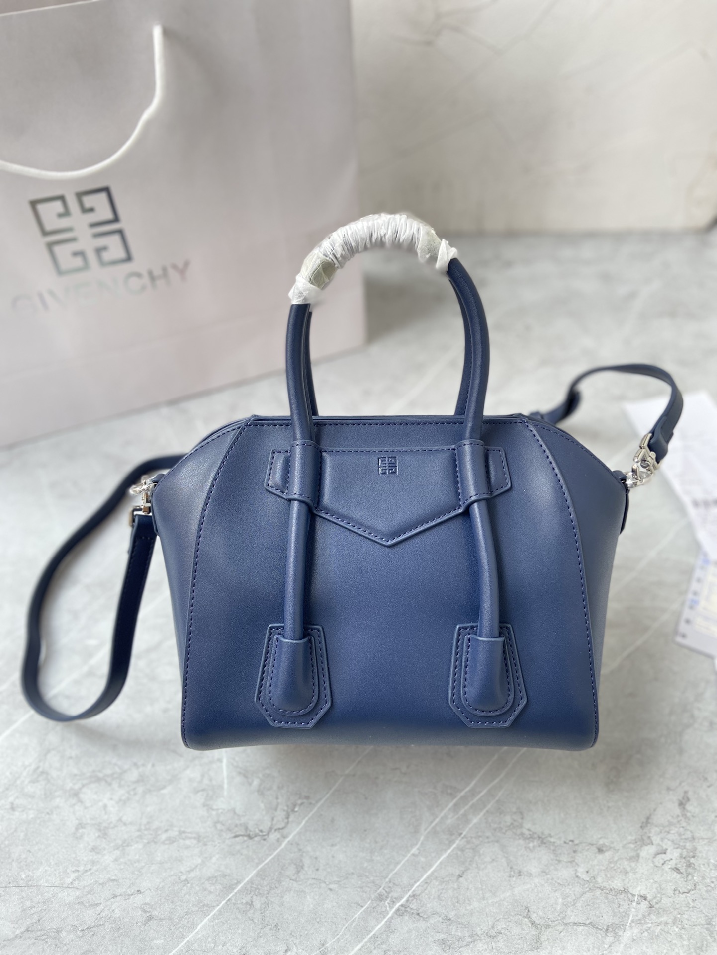 Gucci 新款手提包• MINI ANTIGONA LOCK BAG IN BOX LEATHER 法国 BOX皮