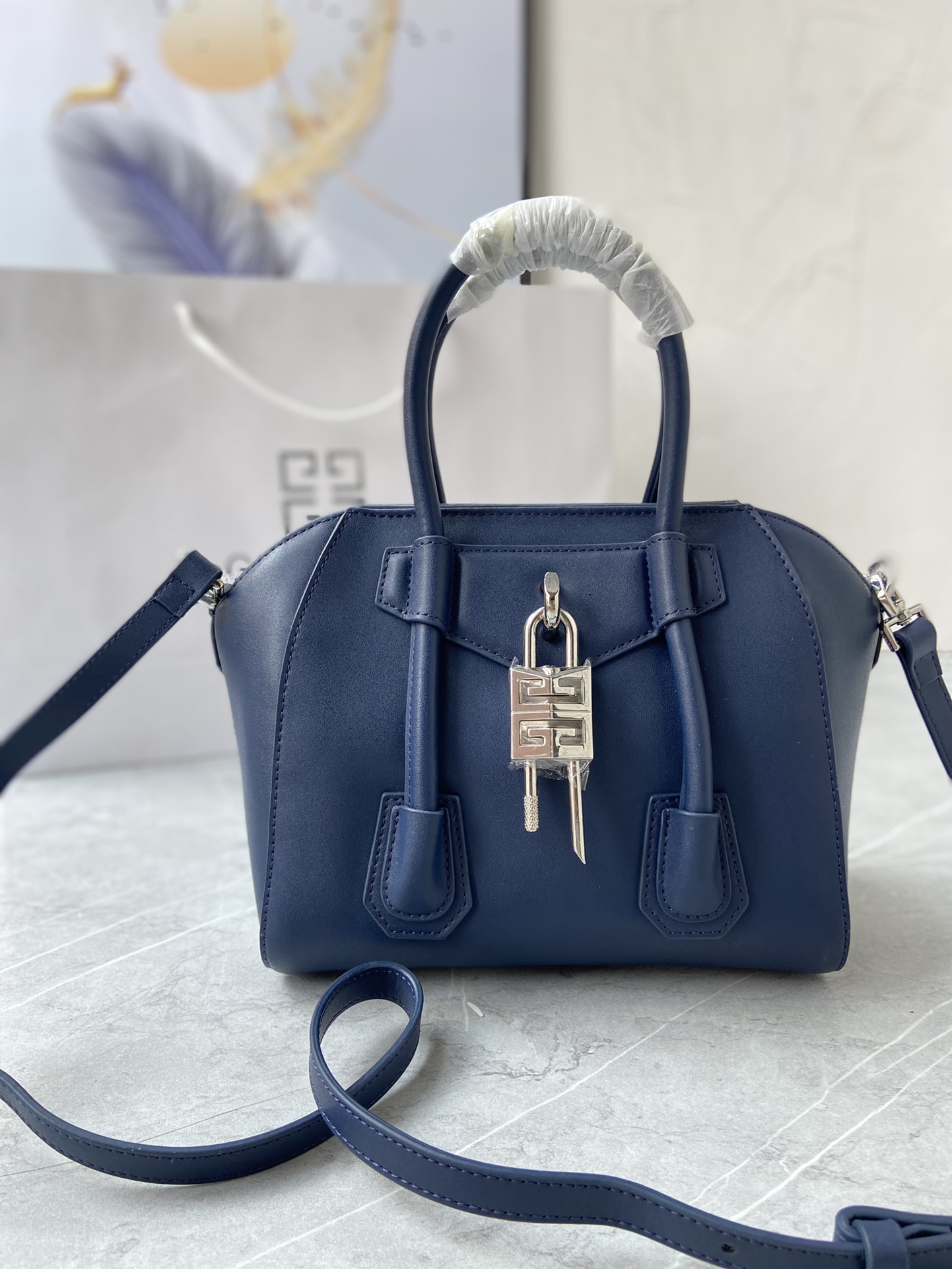 Gucci 新款手提包• MINI ANTIGONA LOCK BAG IN BOX LEATHER 法国 BOX皮