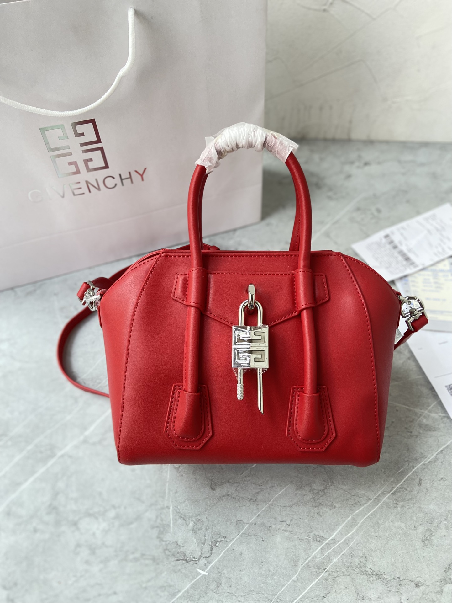 Gucci 新款手提包• MINI ANTIGONA LOCK BAG IN BOX LEATHER 法国 BOX皮