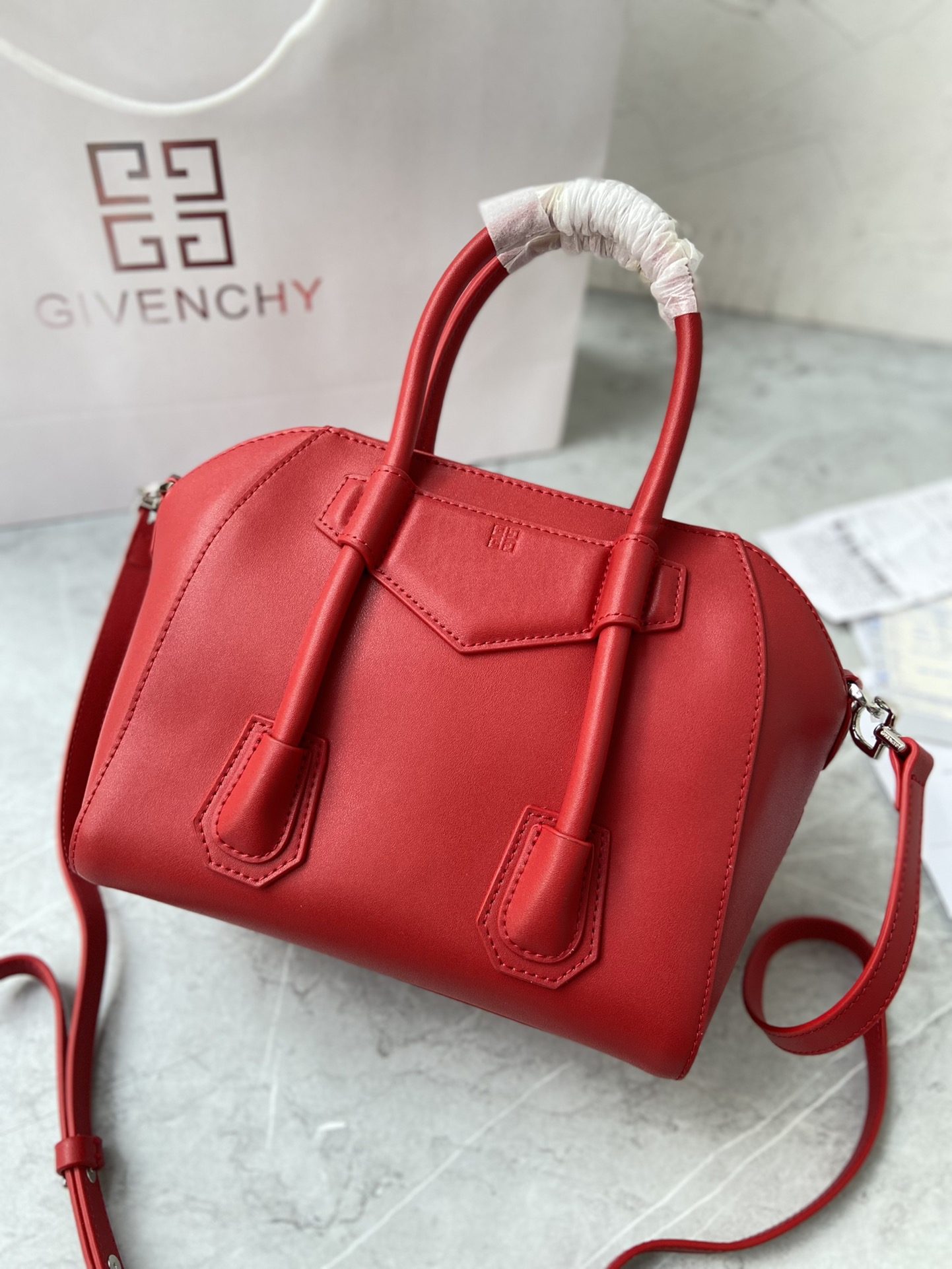Gucci 新款手提包• MINI ANTIGONA LOCK BAG IN BOX LEATHER 法国 BOX皮