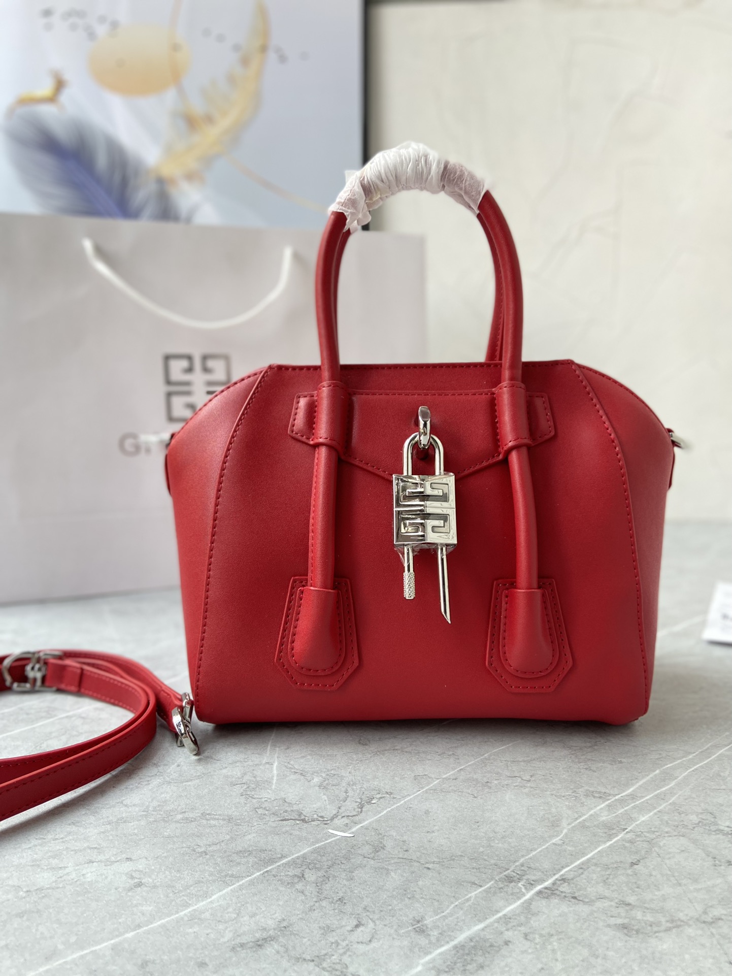 Gucci 新款手提包• MINI ANTIGONA LOCK BAG IN BOX LEATHER 法国 BOX皮